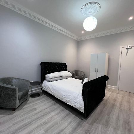 Lovely 4 Bedroom 2Nd Floor Walk Up Apartment Единбург Екстериор снимка