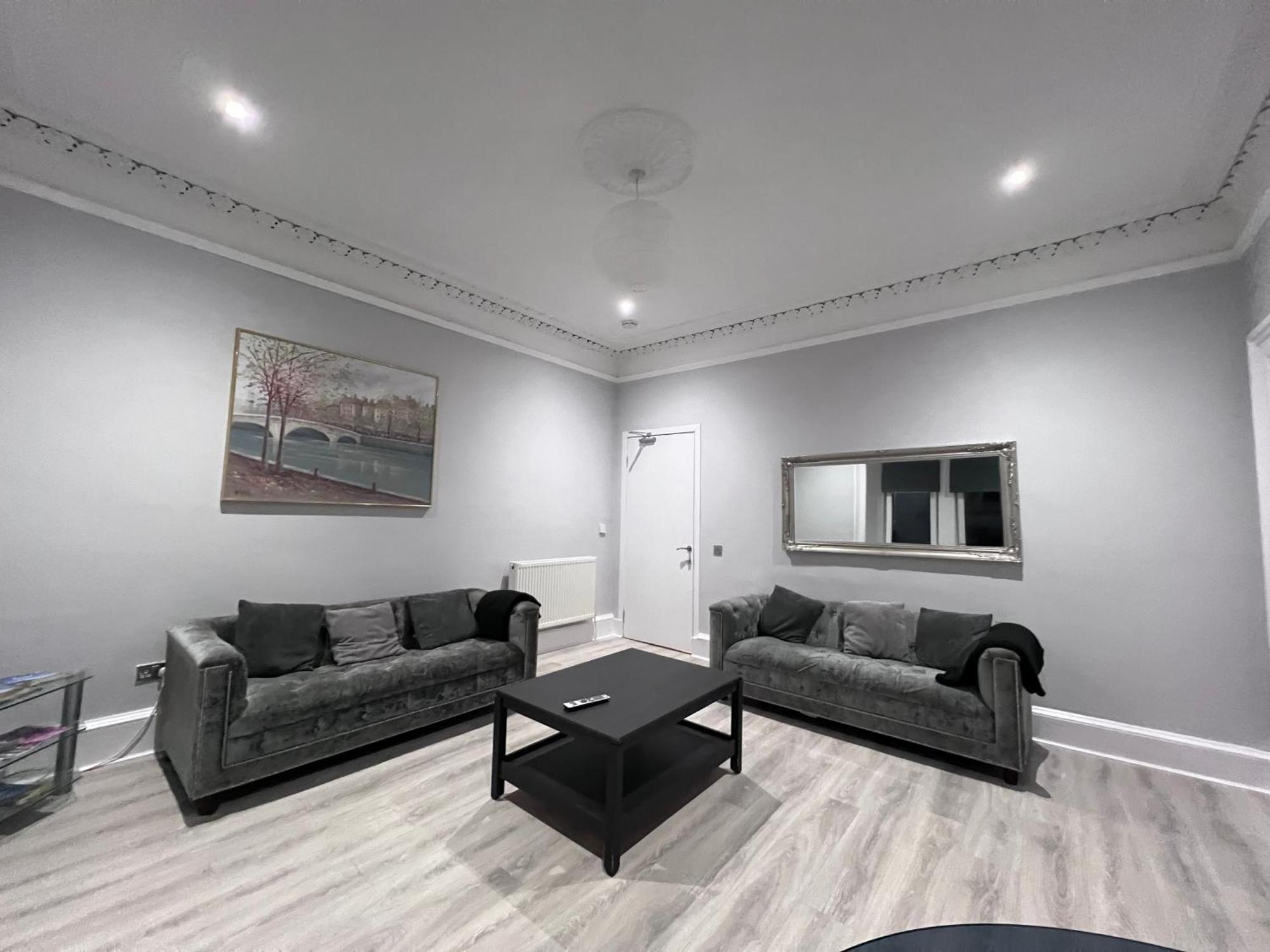 Lovely 4 Bedroom 2Nd Floor Walk Up Apartment Единбург Екстериор снимка