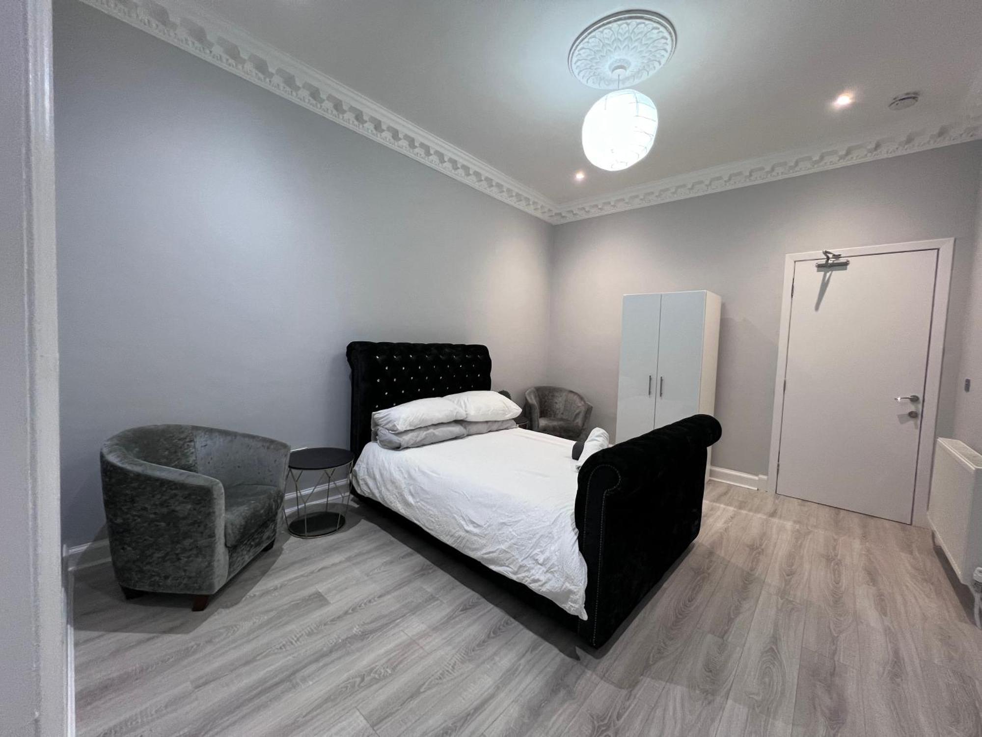Lovely 4 Bedroom 2Nd Floor Walk Up Apartment Единбург Екстериор снимка