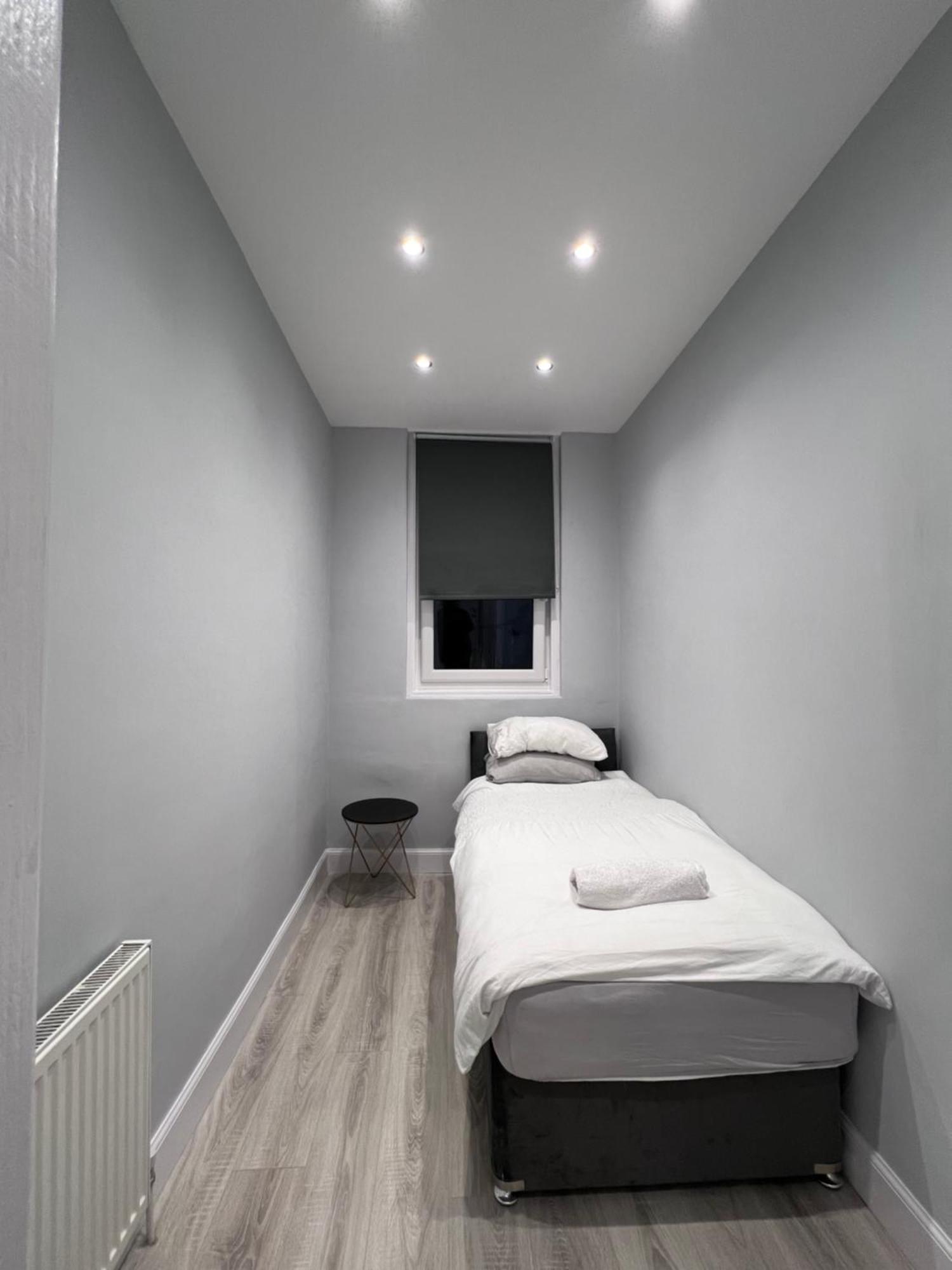Lovely 4 Bedroom 2Nd Floor Walk Up Apartment Единбург Екстериор снимка