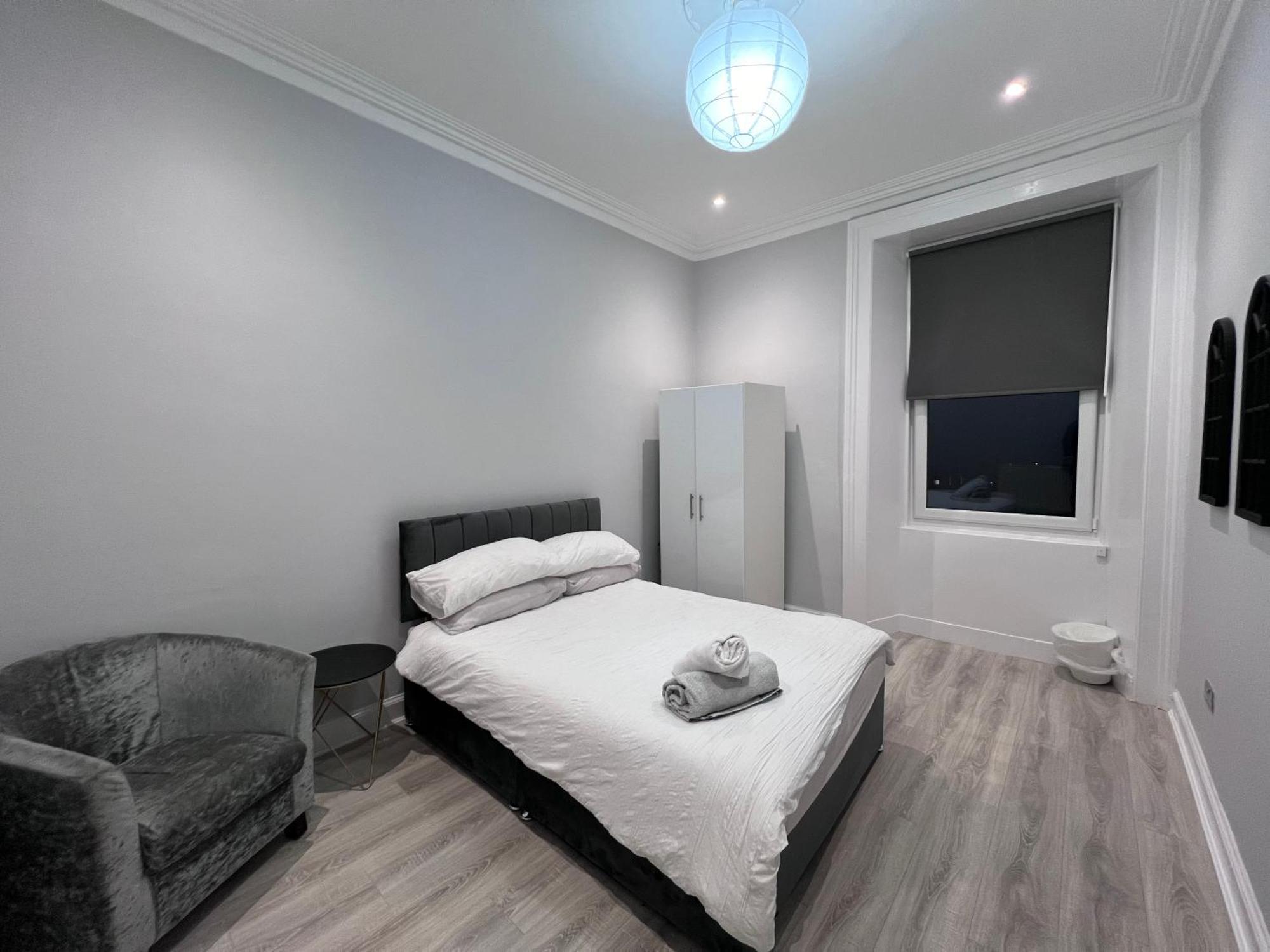 Lovely 4 Bedroom 2Nd Floor Walk Up Apartment Единбург Екстериор снимка